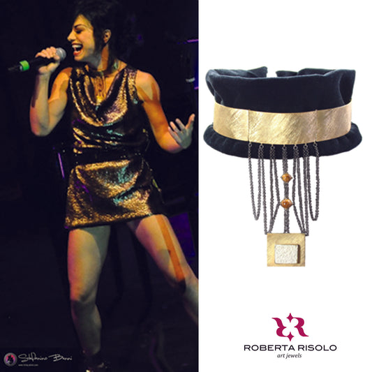 Dolcenera indossa la collana Roots di Roberta Risolo al Blu Note di Milano durante il suo concerto
