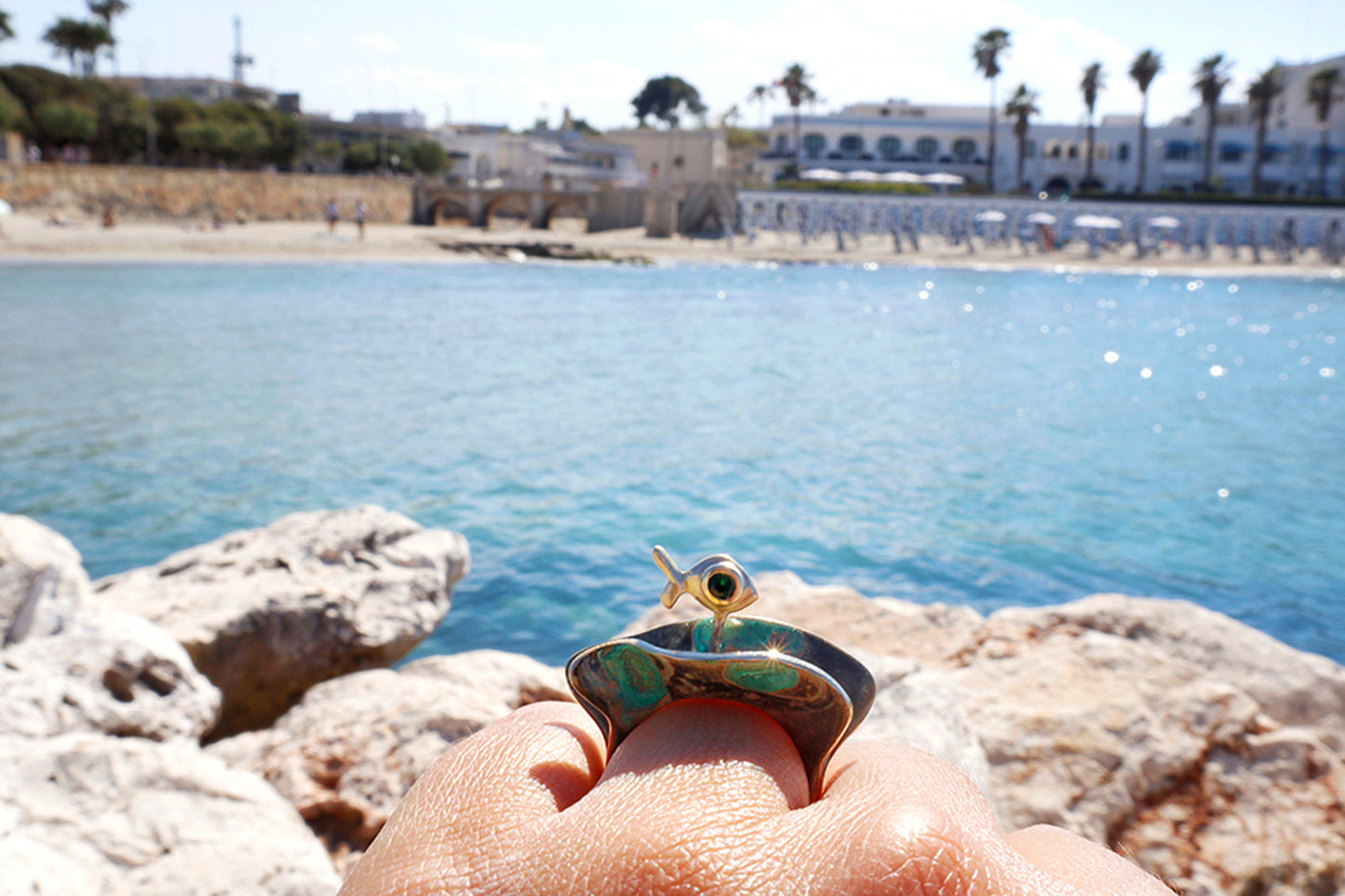 Anello due Onde ottone patina verde e pesciolino