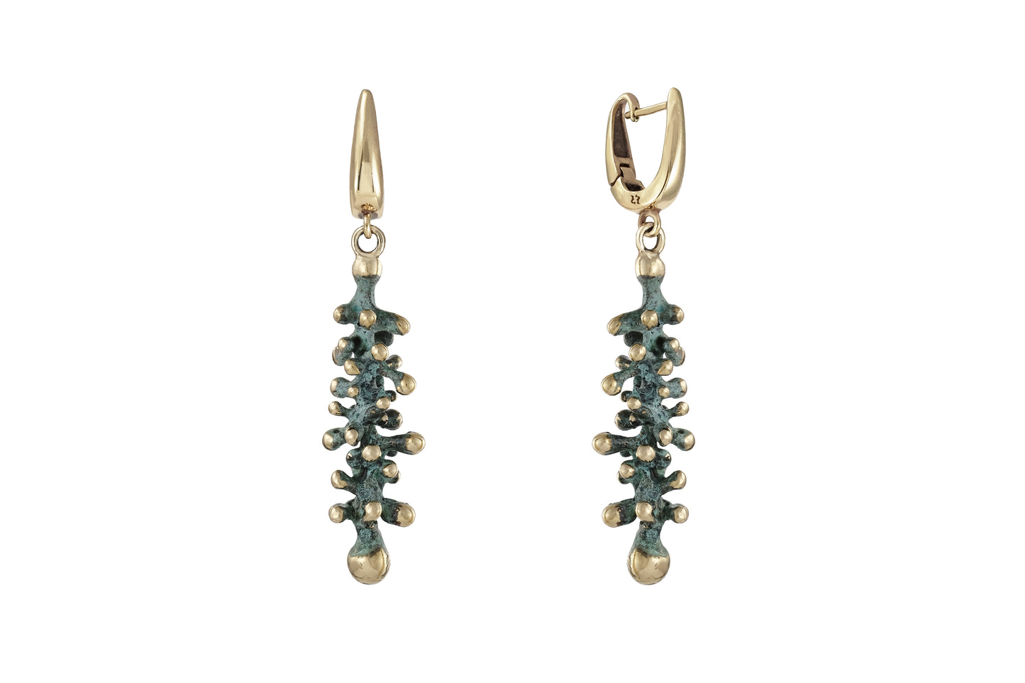 Orecchini lunghi Abbracci ottone patina verde