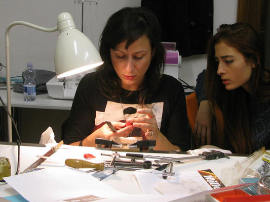 Roberta Risolo docente del corso di Design del Gioiello presso l'Accademia di Moda R. Calcagnile a Lecce.