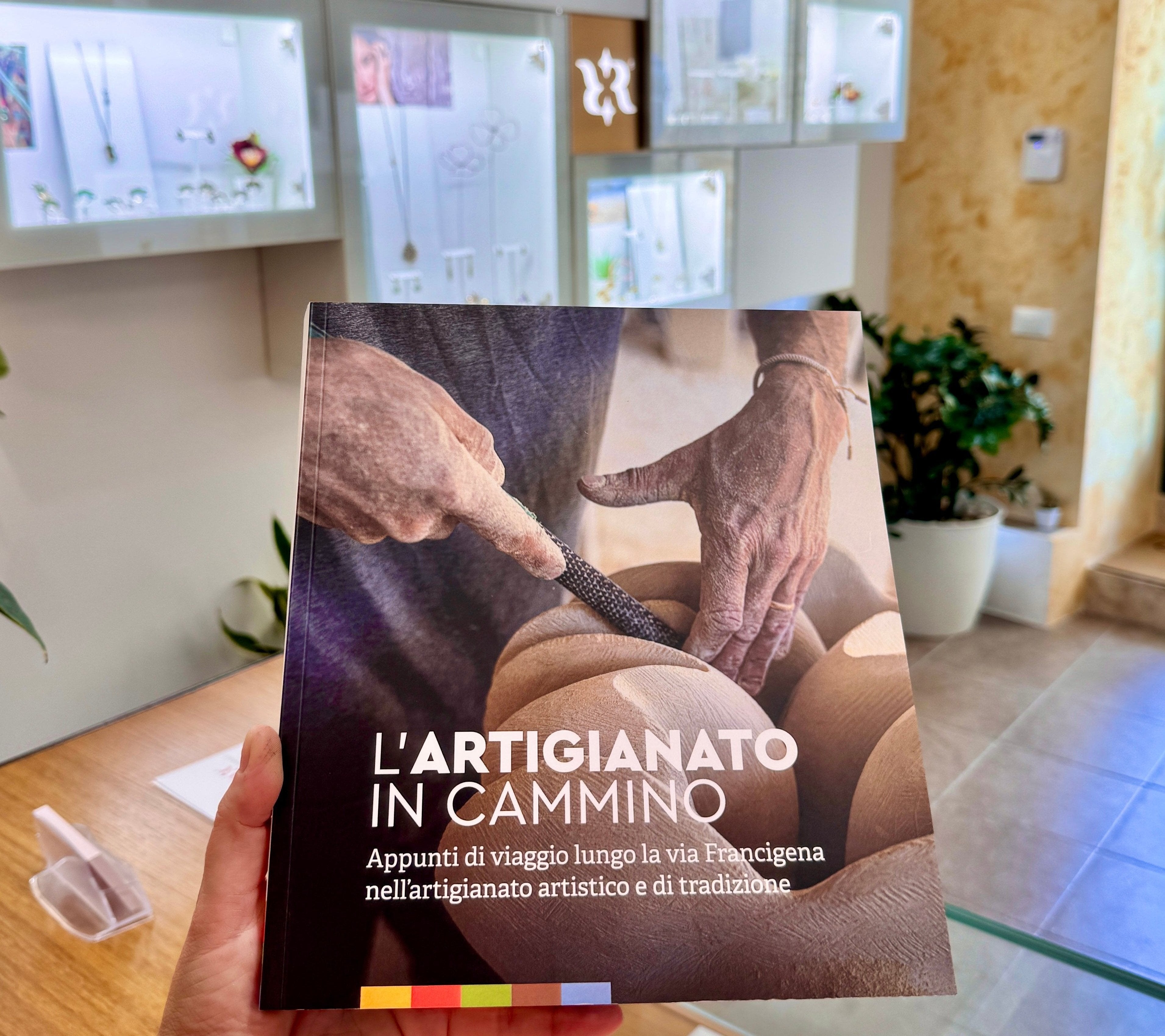 Presentazione del progetto L'ARTIGIANATO IN CAMMINO, libro in primo piano