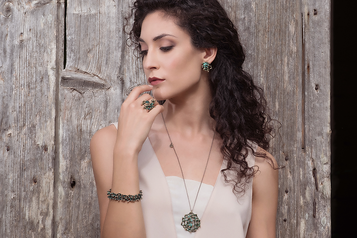 Collezione  gioielli Roberta Risolo Abbracci patina verde indossata da modella